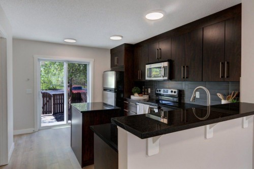 95 Aspen Hills Drive Sw, Calgary, AB - Indoor Photo Showing Kitchen