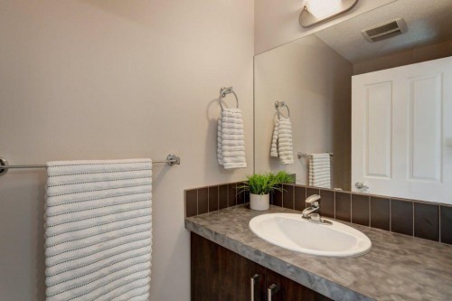 95 Aspen Hills Drive Sw, Calgary, AB - Indoor Photo Showing Bathroom