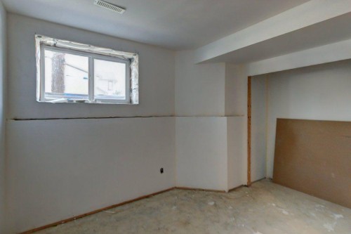 95 Aspen Hills Drive Sw, Calgary, AB - Indoor Photo Showing Other Room