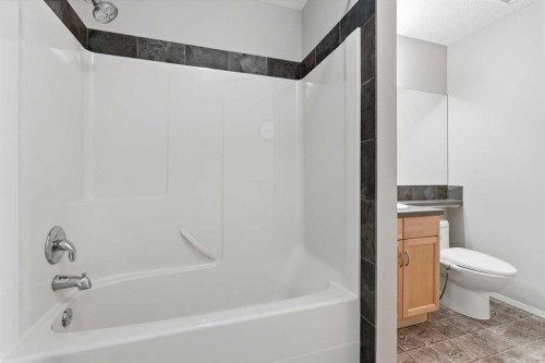 78 Everglen Way Sw, Calgary, AB - Indoor Photo Showing Bathroom