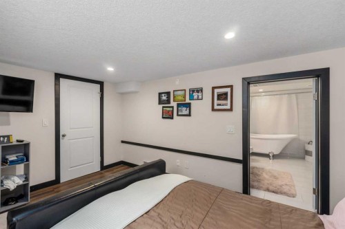 3035 4 Street Sw, Calgary, AB - Indoor Photo Showing Bedroom