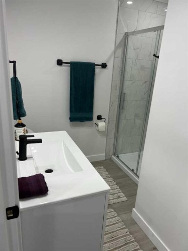101-Dawson Drive, Chestermere, AB - Indoor Photo Showing Bathroom