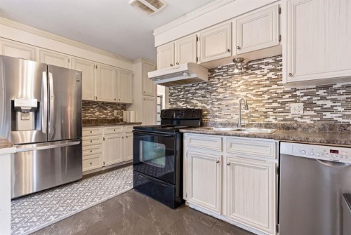 1703 110 Avenue Sw, Calgary, AB - Indoor Photo Showing Kitchen With Double Sink