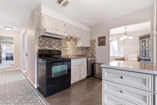 1703 110 Avenue Sw, Calgary, AB - Indoor Photo Showing Kitchen