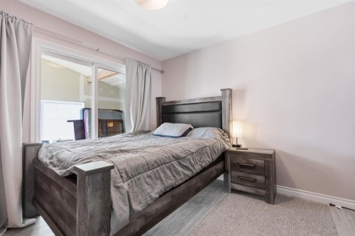1703 110 Avenue Sw, Calgary, AB - Indoor Photo Showing Bedroom