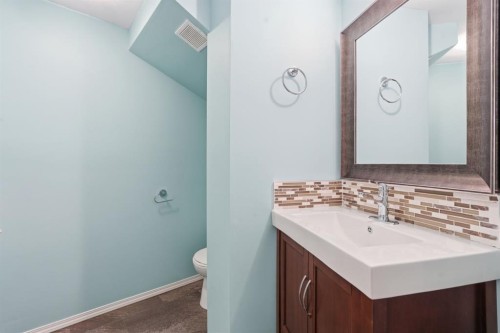 1703 110 Avenue Sw, Calgary, AB - Indoor Photo Showing Bathroom