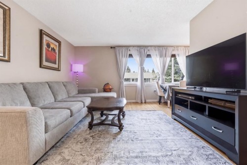 1703 110 Avenue Sw, Calgary, AB - Indoor Photo Showing Living Room