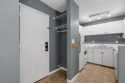 202C-5601 Dalton Drive Nw, Calgary, AB - Indoor Photo Showing Kitchen