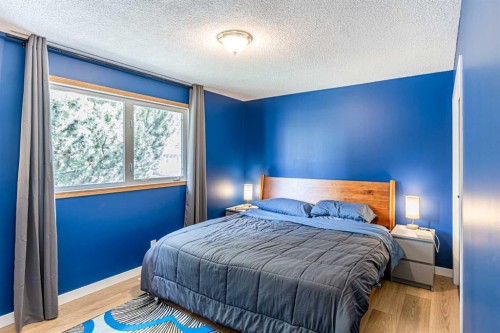 111 Lynnview Way Se, Calgary, AB - Indoor Photo Showing Bedroom