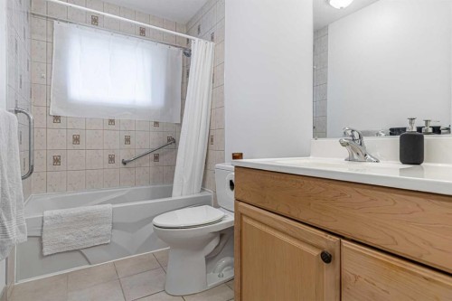 111 Lynnview Way Se, Calgary, AB - Indoor Photo Showing Bathroom