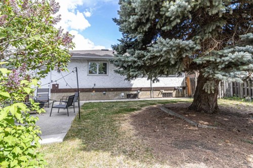 111 Lynnview Way Se, Calgary, AB - Outdoor