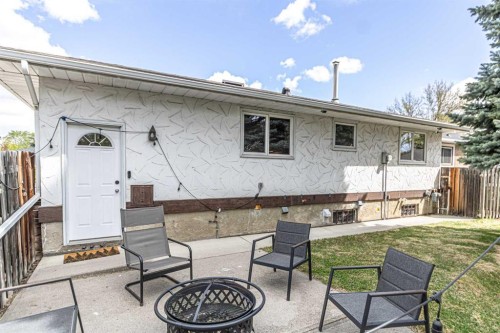 111 Lynnview Way Se, Calgary, AB - Outdoor
