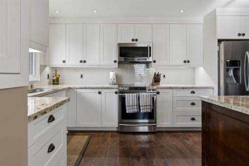 6751 34 Avenue Ne, Calgary, AB - Indoor Photo Showing Kitchen With Upgraded Kitchen