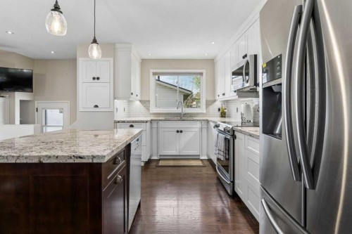 6751 34 Avenue Ne, Calgary, AB - Indoor Photo Showing Kitchen With Stainless Steel Kitchen With Upgraded Kitchen
