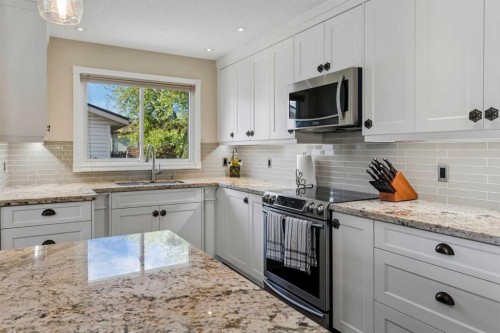 6751 34 Avenue Ne, Calgary, AB - Indoor Photo Showing Kitchen With Upgraded Kitchen