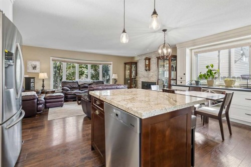 6751 34 Avenue Ne, Calgary, AB - Indoor Photo Showing Kitchen With Upgraded Kitchen