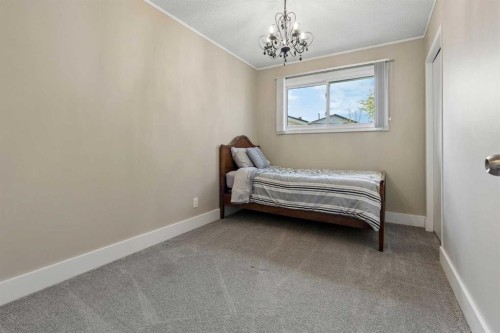 6751 34 Avenue Ne, Calgary, AB - Indoor Photo Showing Bedroom