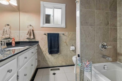 6751 34 Avenue Ne, Calgary, AB - Indoor Photo Showing Bathroom