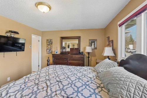 6751 34 Avenue Ne, Calgary, AB - Indoor Photo Showing Bedroom