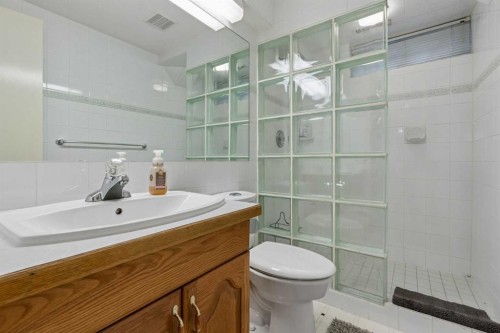 6751 34 Avenue Ne, Calgary, AB - Indoor Photo Showing Bathroom