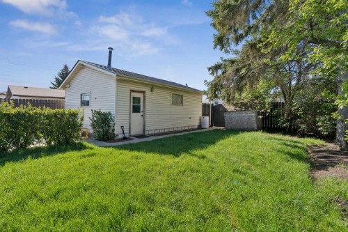 6751 34 Avenue Ne, Calgary, AB - Outdoor