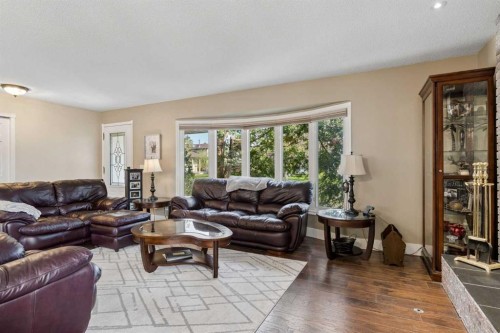 6751 34 Avenue Ne, Calgary, AB - Indoor Photo Showing Living Room
