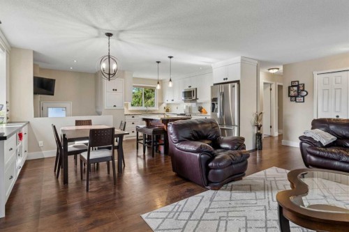 6751 34 Avenue Ne, Calgary, AB - Indoor Photo Showing Living Room