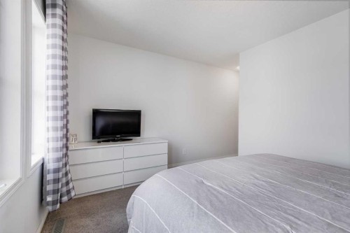 304 Windrow Crescent Sw, Airdrie, AB - Indoor Photo Showing Bedroom