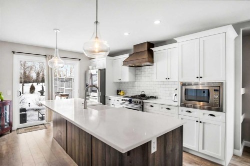 704 Stonehaven Drive, Carstairs, AB - Indoor Photo Showing Kitchen With Double Sink With Upgraded Kitchen