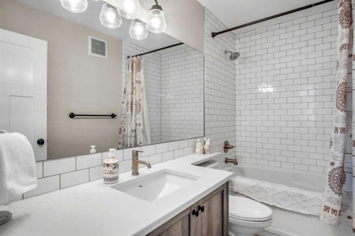 704 Stonehaven Drive, Carstairs, AB - Indoor Photo Showing Bathroom