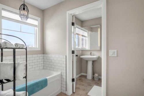 704 Stonehaven Drive, Carstairs, AB - Indoor Photo Showing Bathroom
