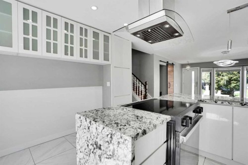127 Woodstock Road Sw, Calgary, AB - Indoor Photo Showing Kitchen