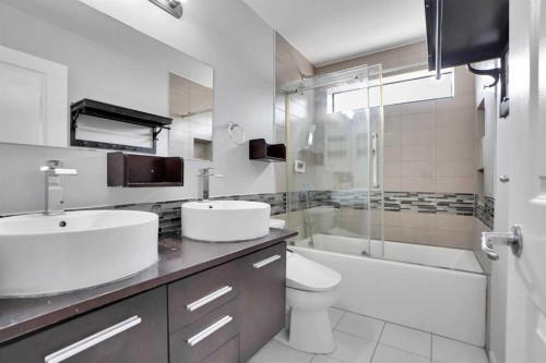 127 Woodstock Road Sw, Calgary, AB - Indoor Photo Showing Bathroom