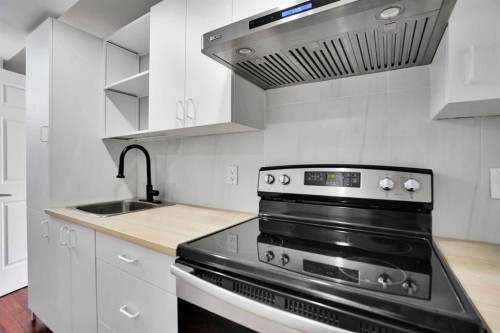 127 Woodstock Road Sw, Calgary, AB - Indoor Photo Showing Kitchen