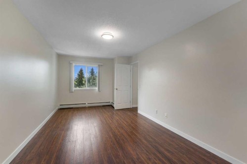 307-1307 Valleyview Park Se, Calgary, AB - Indoor Photo Showing Other Room