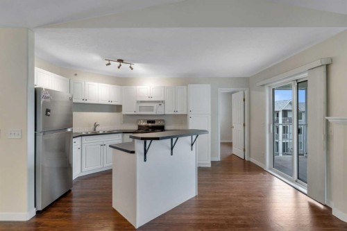 307-1307 Valleyview Park Se, Calgary, AB - Indoor Photo Showing Kitchen