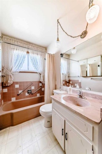 54 Fullerton Road Se, Calgary, AB - Indoor Photo Showing Bathroom
