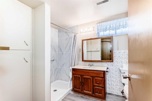 54 Fullerton Road Se, Calgary, AB - Indoor Photo Showing Bathroom