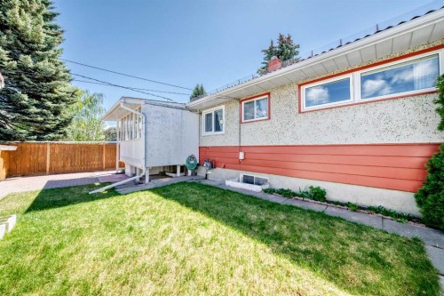 54 Fullerton Road Se, Calgary, AB - Outdoor