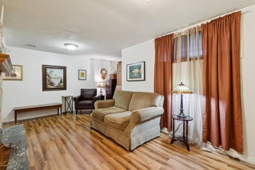 2048 26 Street Se, Calgary, AB - Indoor Photo Showing Living Room