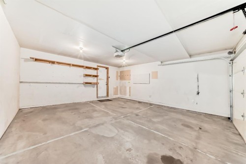 314 New Brighton Villas Se, Calgary, AB - Indoor Photo Showing Garage