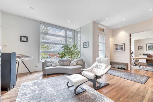 2008 38 Avenue Sw, Calgary, AB - Indoor Photo Showing Living Room