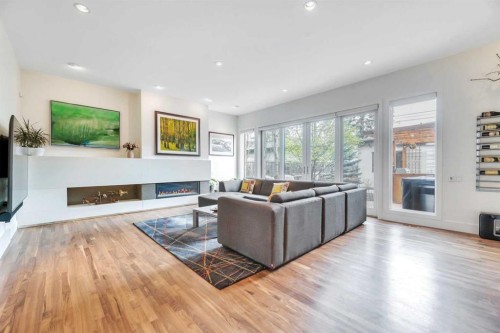2008 38 Avenue Sw, Calgary, AB - Indoor Photo Showing Living Room
