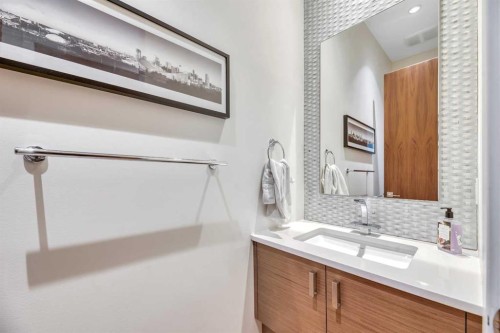 2008 38 Avenue Sw, Calgary, AB - Indoor Photo Showing Bathroom