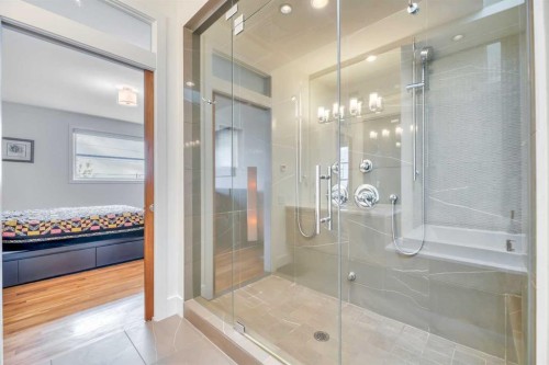 2008 38 Avenue Sw, Calgary, AB - Indoor Photo Showing Bathroom