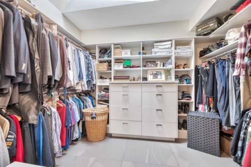 2008 38 Avenue Sw, Calgary, AB - Indoor With Storage