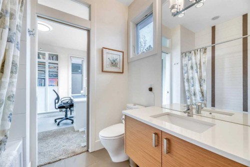 2008 38 Avenue Sw, Calgary, AB - Indoor Photo Showing Bathroom