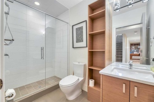 2008 38 Avenue Sw, Calgary, AB - Indoor Photo Showing Bathroom