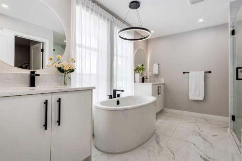 237-7820 Spring Willow Drive Sw, Calgary, AB - Indoor Photo Showing Bathroom