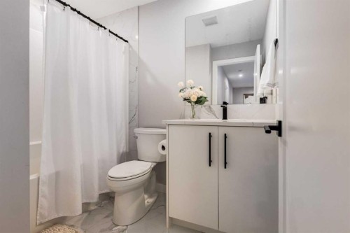 237-7820 Spring Willow Drive Sw, Calgary, AB - Indoor Photo Showing Bathroom